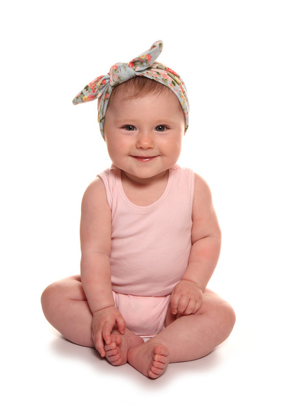 ビンテージ花ヘッドバンドを身に着けている女の子の赤ちゃん - 写真・画像
