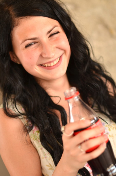 Jeune femme avec une bouteille
 - Photo, image