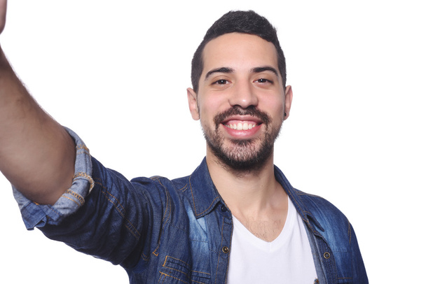 Muotokuva nuori latino mies ottaa selfie
. - Valokuva, kuva