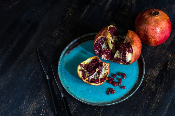 Fresh pomegranate on vintage plate - Foto, imagen