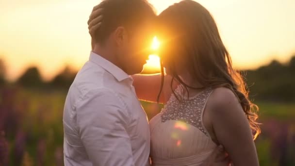 Kaunis hääpari suudella auringonlaskua vuorilla
 - Materiaali, video