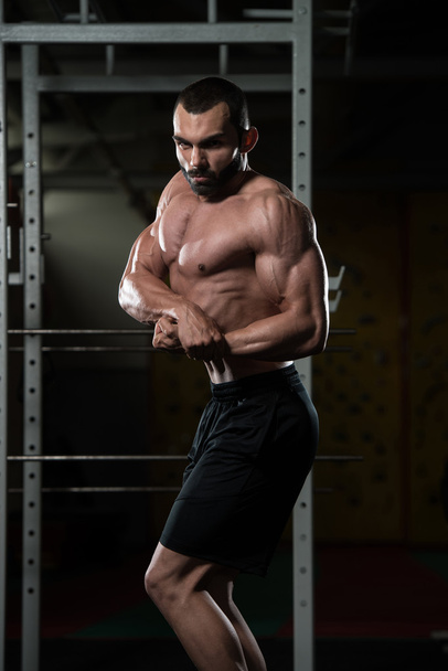 Jeune bodybuilder flexion des muscles Pose poitrine latérale
 - Photo, image