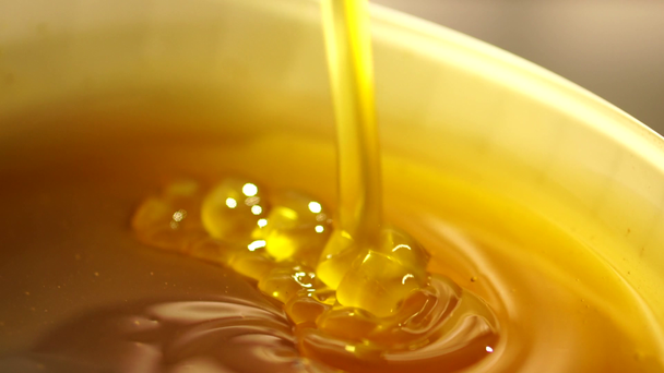 Míchání zlatého medu - Záběry, video