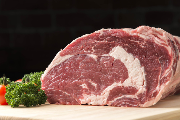 Frisches Rindfleisch schneiden - Foto, Bild