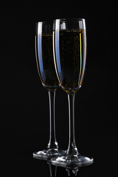 Two glasses of champagne on black background - Φωτογραφία, εικόνα