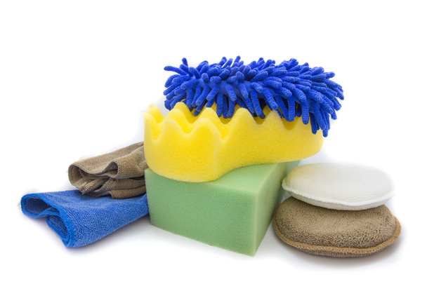 Éponges jaunes, vertes et mitaines bleues pour laver et tissu microfibre avec chiffon nettoyant sur fond blanc
 - Photo, image