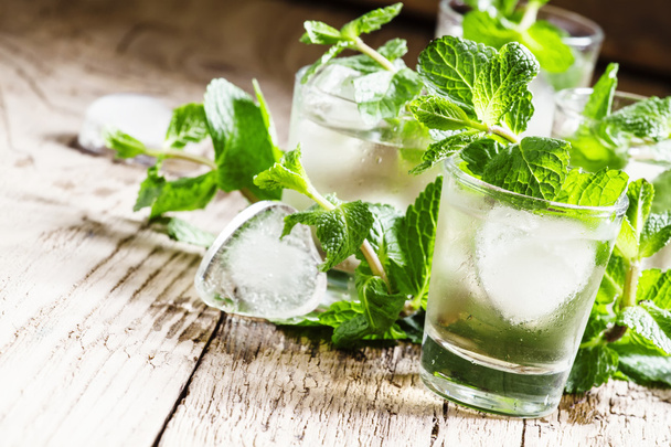 Green mint tea with ice in glasses - Фото, зображення