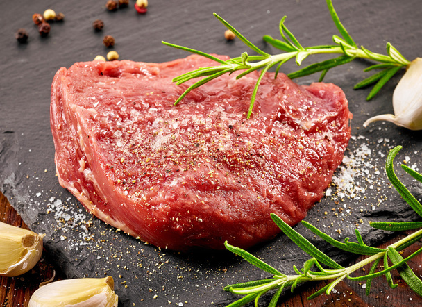 Čerstvý syrový hovězí steak - Fotografie, Obrázek