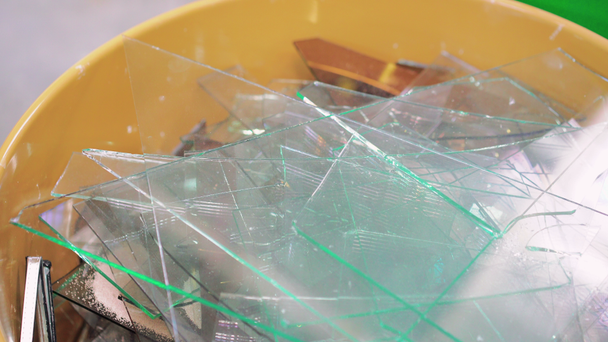 粉々 になったガラスの破片。工場。クローズ アップ。4 k - 映像、動画