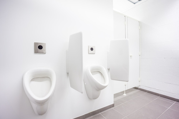 Pissoir und Toilettentüren - Foto, Bild