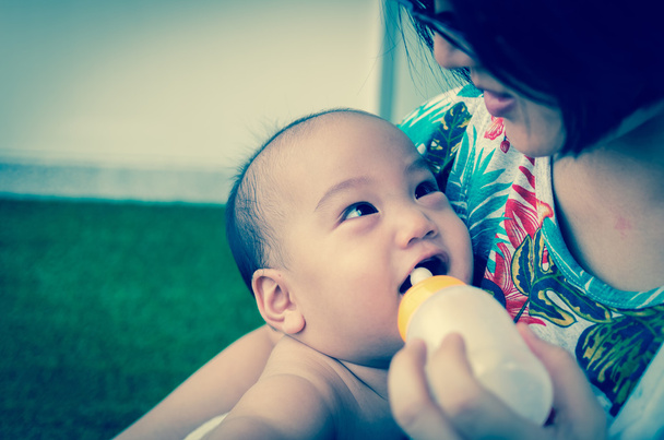 Ázsiai baby iszik tejet az anya - Fotó, kép