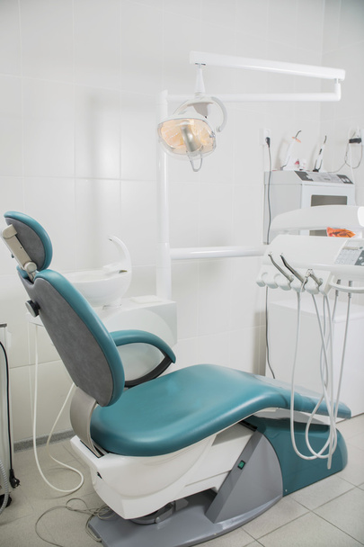 сучасний стоматологічний кабінет з медичним обладнанням в лікарні
 - Фото, зображення