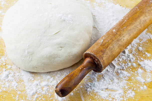 Rolling pin with pizza dough - Foto, imagen