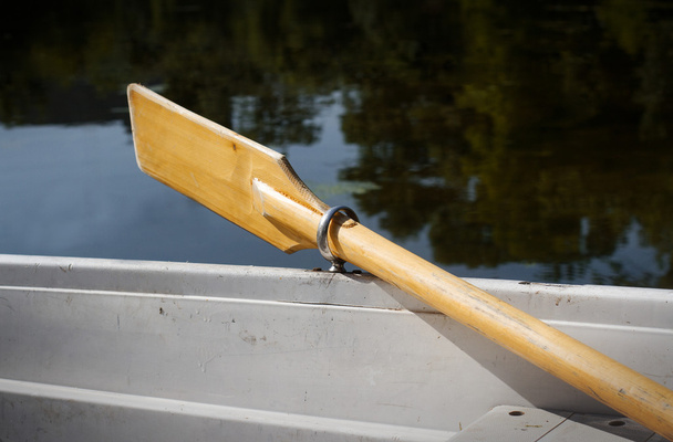Boot mit Rudern am Ufer eines Sees geparkt - Foto, Bild