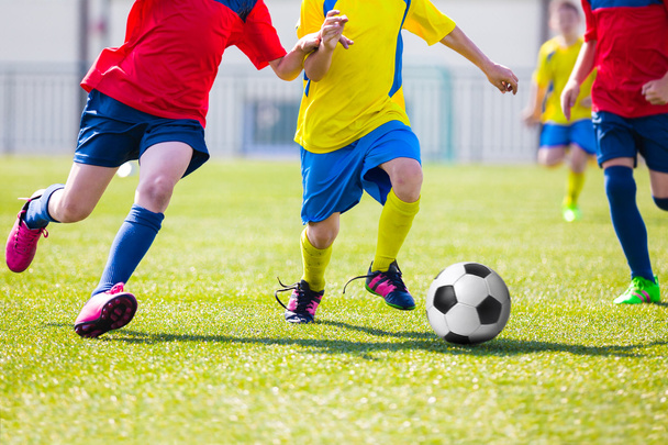Crianças jogando futebol jogo de futebol. Torneio de futebol esportivo para equipes de jovens
. - Foto, Imagem