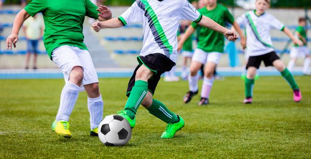Νεαρά αγόρια που παίζουν ποδόσφαιρο παιχνίδι στον αγωνιστικό χώρο επαγγελματικό ποδόσφαιρο. Τουρνουά ποδοσφαίρου ποδοσφαίρου για ομάδες νεολαίας. - Φωτογραφία, εικόνα