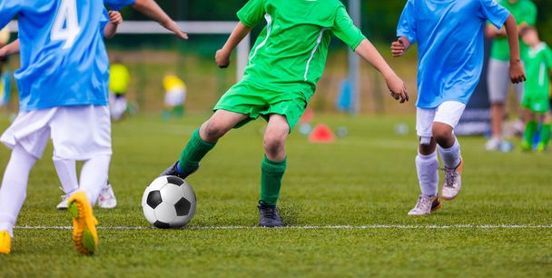青年サッカーはチーム スポーツ ピッチ上に蹴るサッカー ボールです。若い選手のサッカー大会. - 写真・画像
