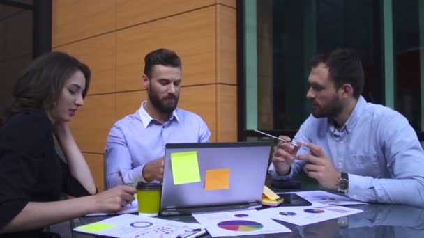 Meeting between business people on a table - Footage, Video