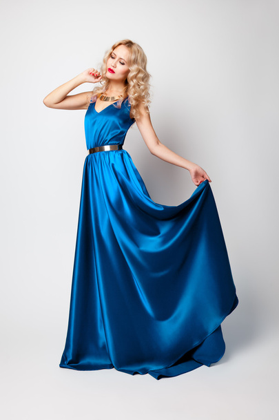 Belle femme modèle posant en robe bleue
 - Photo, image
