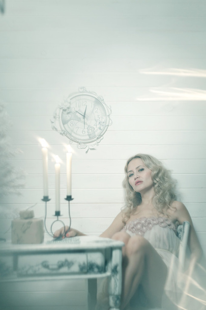 Pretty blonde woman in a white interior - Fotó, kép