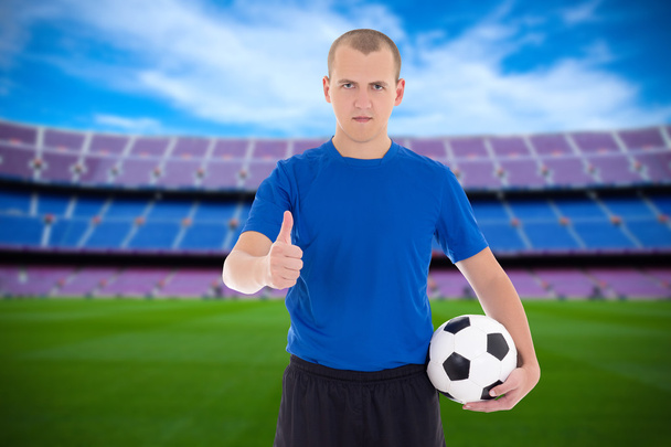 профессиональный игрок с футбольный мяч на поле - Фото, изображение