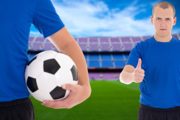 Fotbalisté s fotbalovým míčem na oblasti velkého stadionu - Fotografie, Obrázek