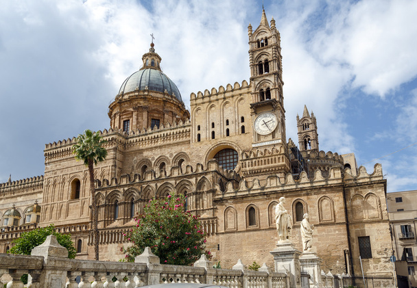 Монреалі собору (Дуомо ді Монреалі) в Монреалі, поблизу Палермо, Сицилія, Італія - Фото, зображення