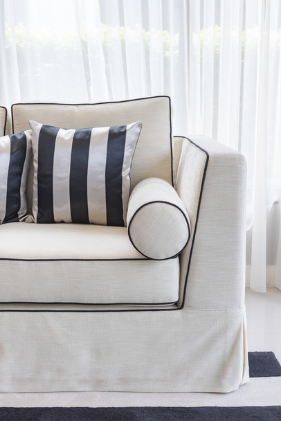 Beyaz elegance kanepe lüks yaşamak içinde siyah ve beyaz yastıklar ile - Fotoğraf, Görsel