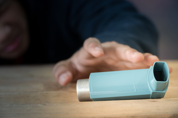 Patienten müssen Asthma-Pumpe verwenden - Foto, Bild