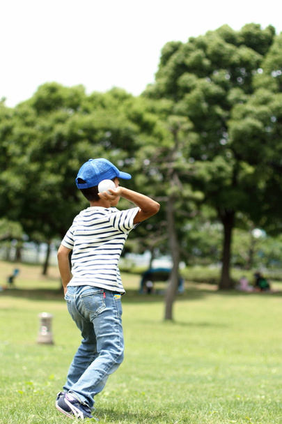 Japoński chłopiec grać złapać (pierwszej klasy szkoły podstawowej) - Zdjęcie, obraz