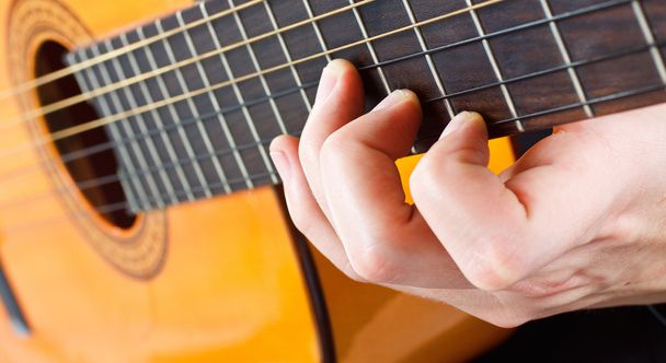Dedos masculinos tocando la guitarra
 - Foto, Imagen