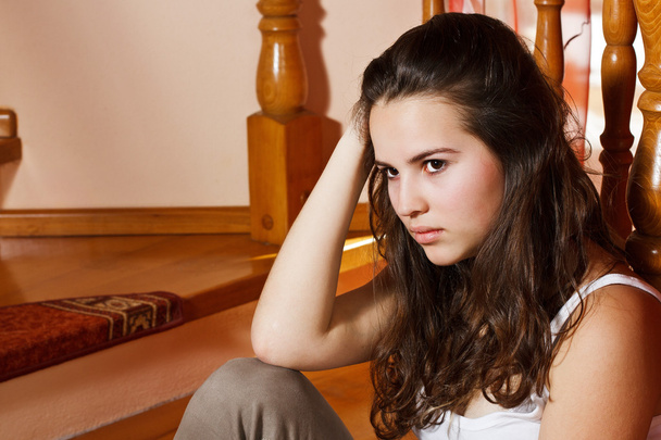Triste adolescente en casa
 - Foto, imagen