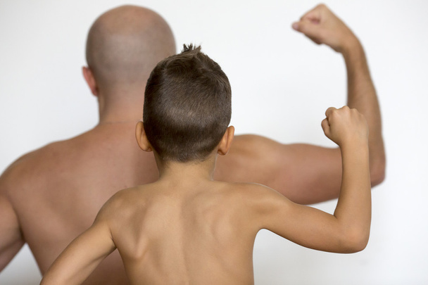 Padre e hijo muestran músculos
 - Foto, imagen