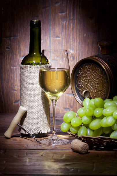 Sklenka bílého vína na modré dřevěné pozadí - Fotografie, Obrázek