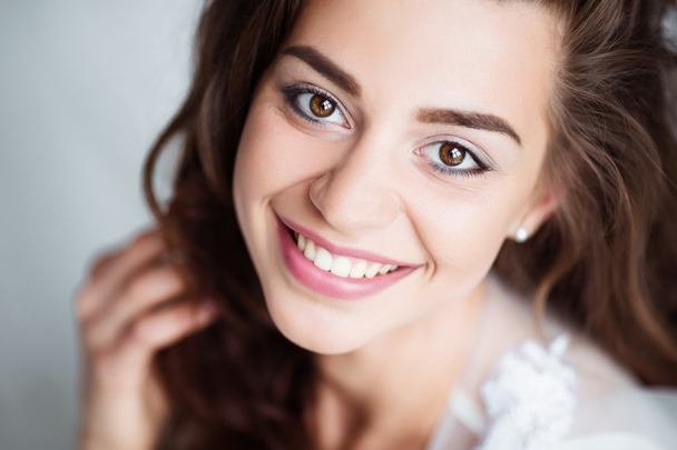Portrait de femme souriante avec un sourire parfait et des dents blanches regardant la caméra
 - Photo, image