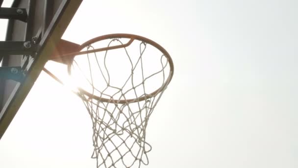 baloncesto cae a través de la red
 - Metraje, vídeo