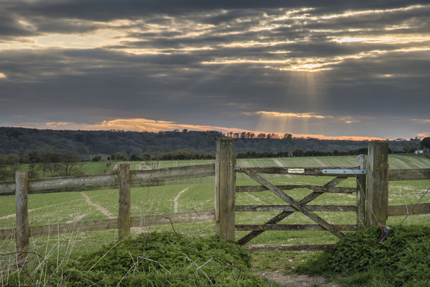 Gyönyörű angol vidéki táj felett mezők naplementekor - Fotó, kép