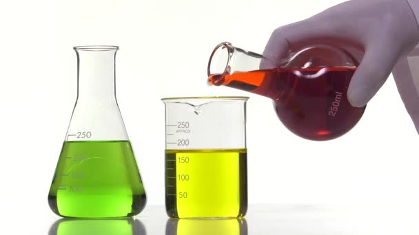 verter un líquido rojo en un vaso de precipitados amarillo
 - Metraje, vídeo