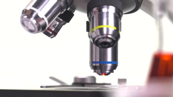 elementos de ajuste de un microscopio
 - Metraje, vídeo