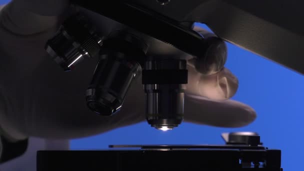 Homem manipulando um microscópio
 - Filmagem, Vídeo