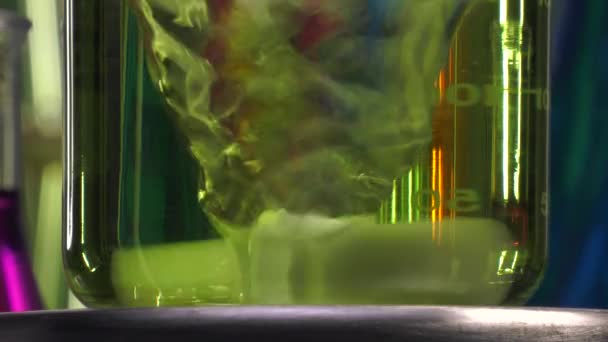 magnetische roerder op het werk met gele vloeistof bekerglas - Video
