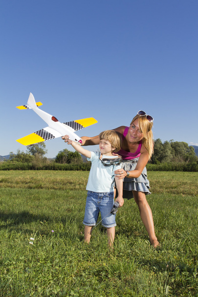 χαριτωμένο μητέρα, μικρός γιος και rc αεροπλάνο - Φωτογραφία, εικόνα