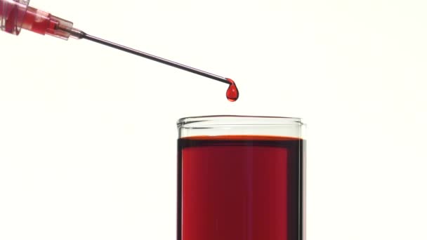 Gotas de sangre que se escapan de la aguja de un pistón de jeringa
 - Metraje, vídeo