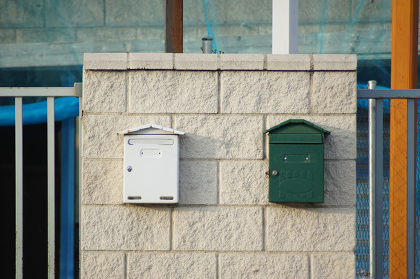 Caixas de correio em construção industrial
 - Foto, Imagem