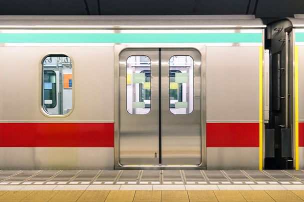 Generieke metro metro in de prefectuur Tokio - concept van het stedelijk openbaar vervoer met metro voertuig in de Japanse hoofdstad - Foto, afbeelding