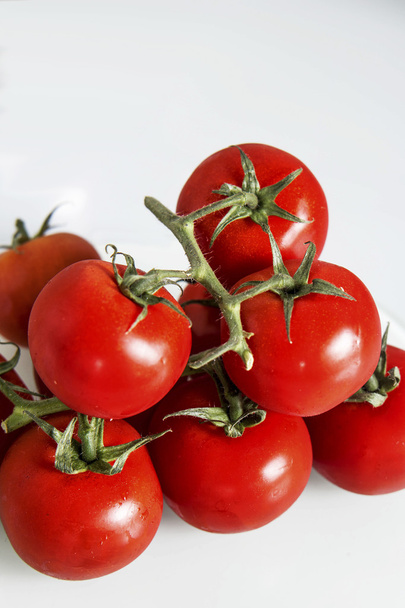 tomates cerises rouges sur la branche verte
 - Photo, image