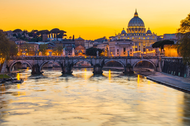 El Estado de la Ciudad del Vaticano al atardecer
 - Foto, imagen