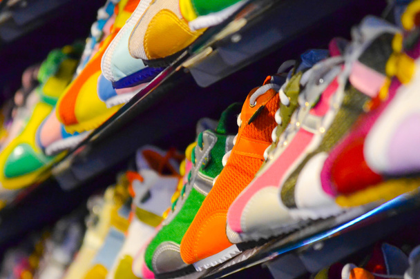 Verscheidenheid lederen schoenen in de winkel - Foto, afbeelding