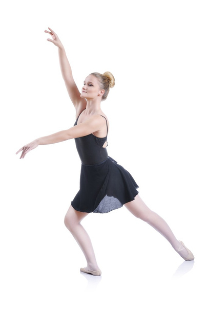 Hermosa bailarina artística haciendo ejercicio, interpretando el elemento de ballet artístico
 - Foto, imagen