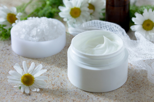 Crema facial con botella de aceite esencial de manzanilla de aromaterapia a
 - Foto, imagen